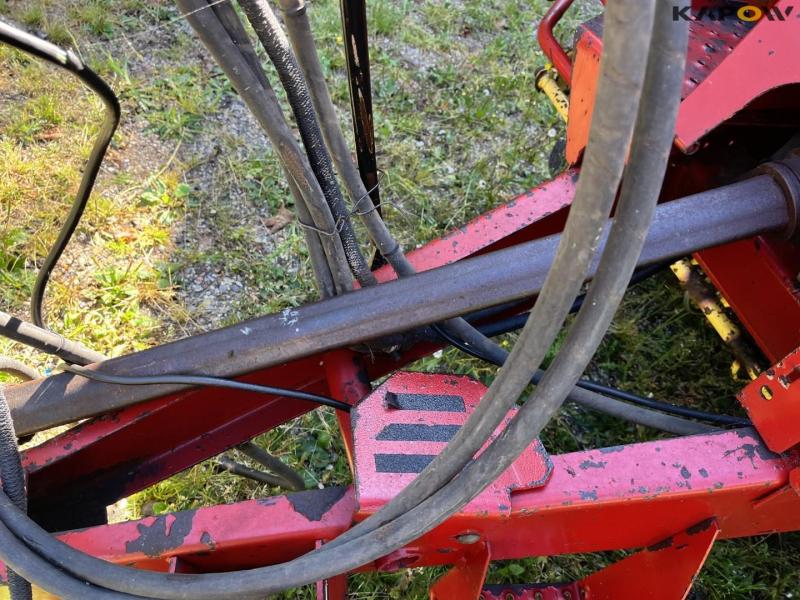 New Holland 658 round baler 21
