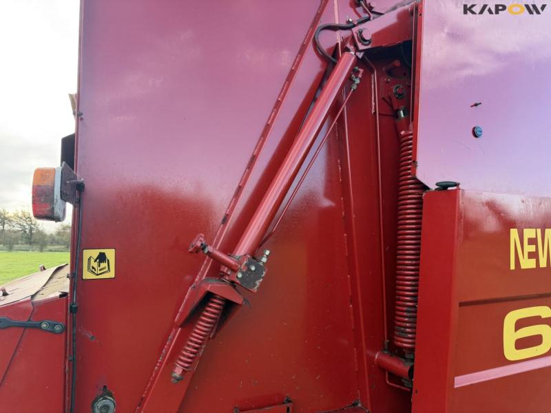 New Holland 658 round baler 19