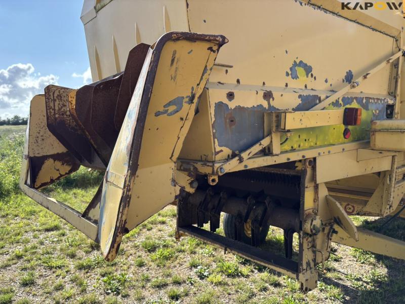 New Holland 8030 combine harvester with chopper 41