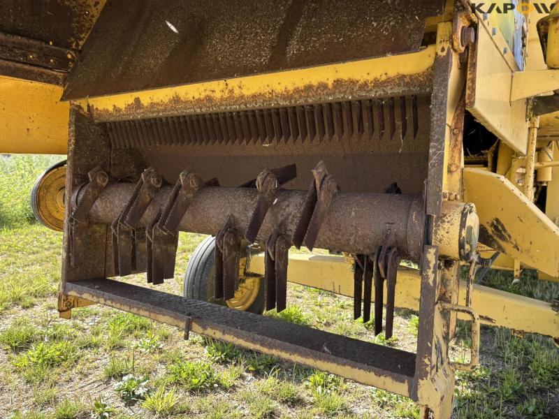 New Holland 8030 combine harvester with chopper 42