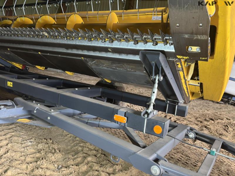 New Holland 9.80 combine harvester 35 feet 102