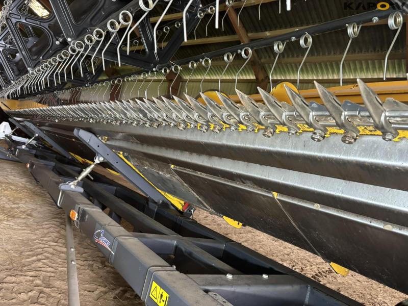 New Holland 9.80 combine harvester 35 feet 104