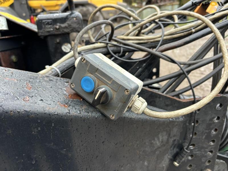 New Holland BB9080 baler 16