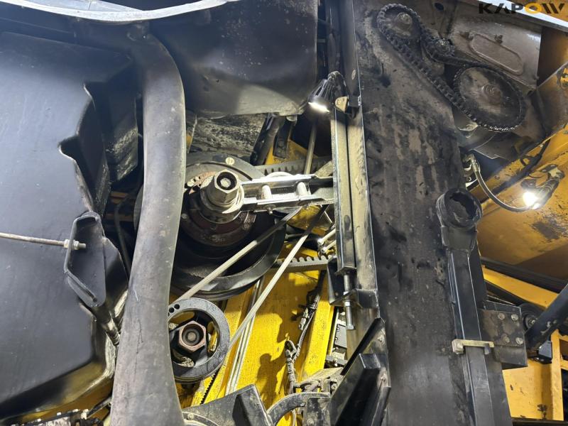 New Holland CR 8.90 Relevation 4 WD 30ft 38