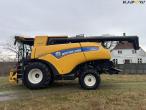 New Holland CR 8.90 Relevation 4 WD 30ft 8