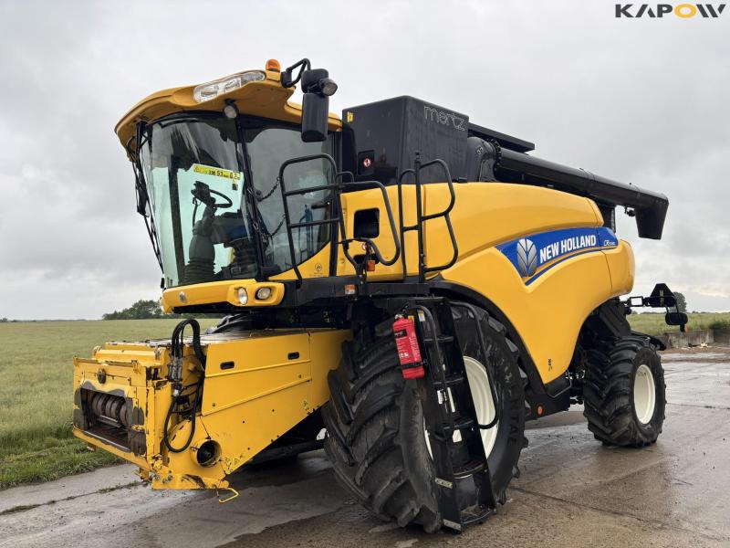 New Holland CR 9080 combine harvester 30 feet 1