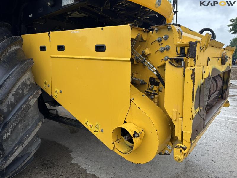 New Holland CR 9080 combine harvester 30 feet 15