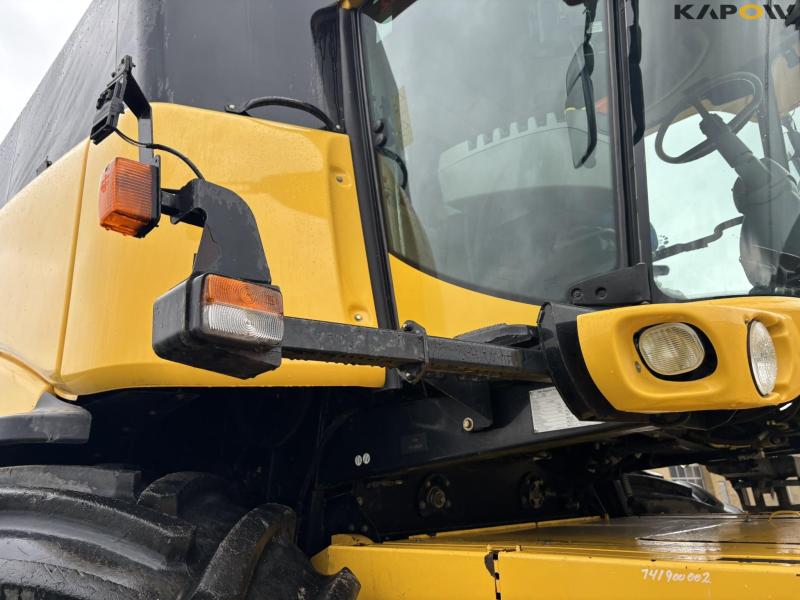New Holland CR 9080 combine harvester 30 feet 18