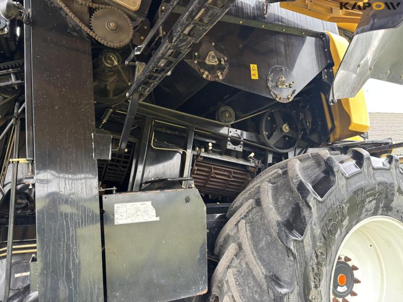 New Holland CR 9080 combine harvester 30 feet 25