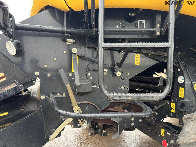 New Holland CR 9080 combine harvester 30 feet 48