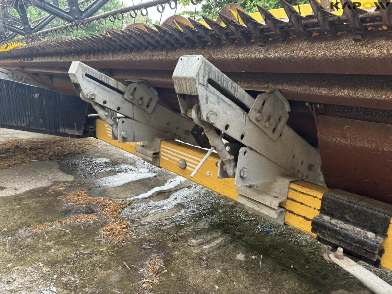 New Holland CR 9080 combine harvester 30 feet 121