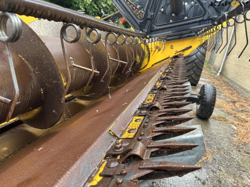 New Holland CR 9080 combine harvester 30 feet 130