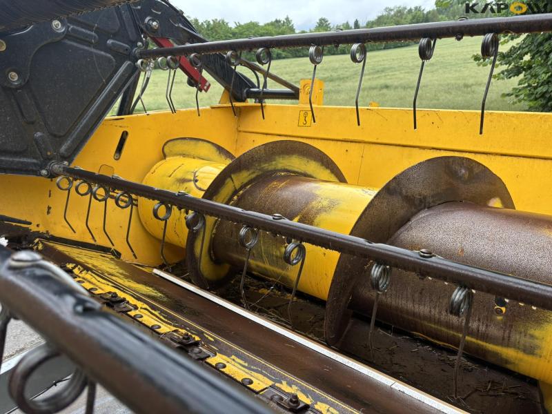 New Holland CR 9080 combine harvester 30 feet 142