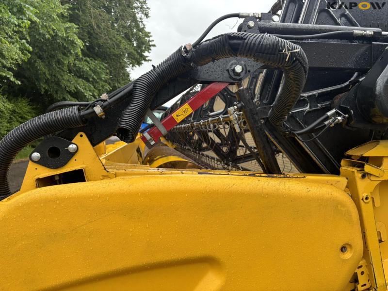 New Holland CR 9080 combine harvester 30 feet 148