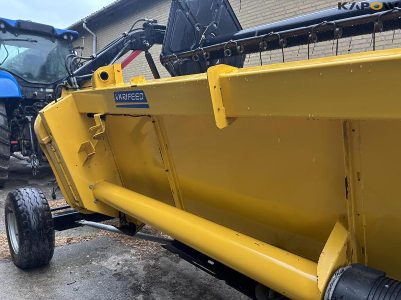 New Holland CR 9080 combine harvester 30 feet 163