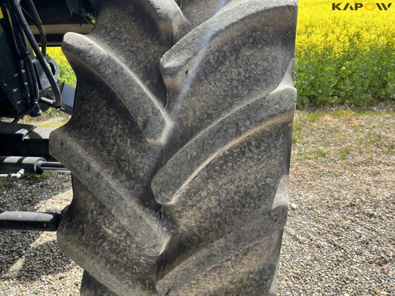 New Holland CR9080 SLH combine harvester with 30 foot header 8