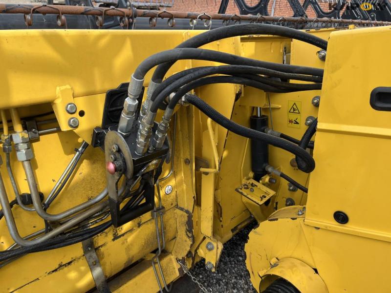 New Holland CR9080 SLH combine harvester with 30 foot header 23