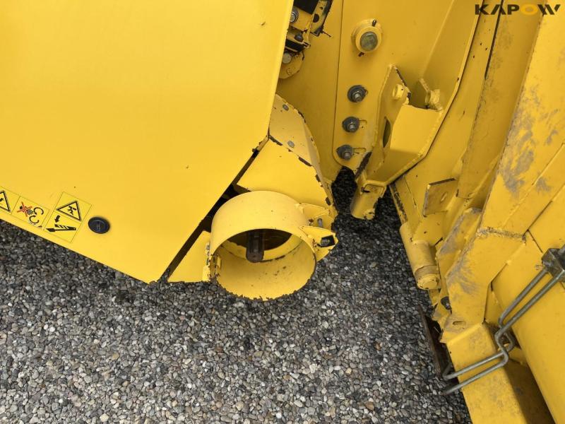 New Holland CR9080 SLH combine harvester with 30 foot header 32