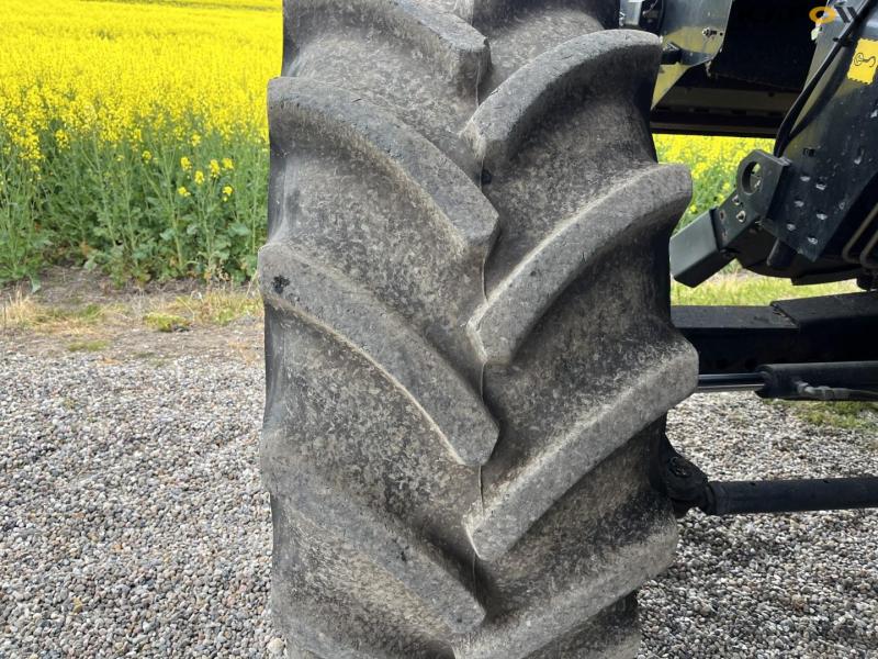 New Holland CR9080 SLH combine harvester with 30 foot header 40