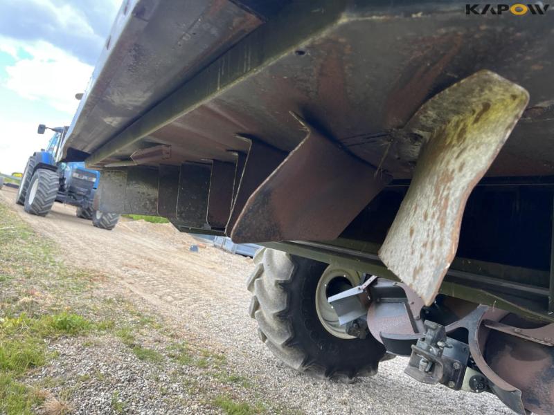 New Holland CR9080 SLH combine harvester with 30 foot header 46