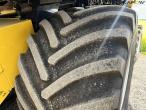 New Holland CR9080 SLH combine harvester with 30 foot header 19