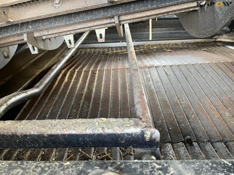 New Holland CR9090 combine with 41-foot varifeed header 27