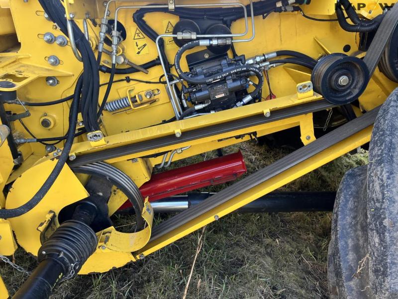 New Holland CR9090 combine with 41-foot varifeed header 31