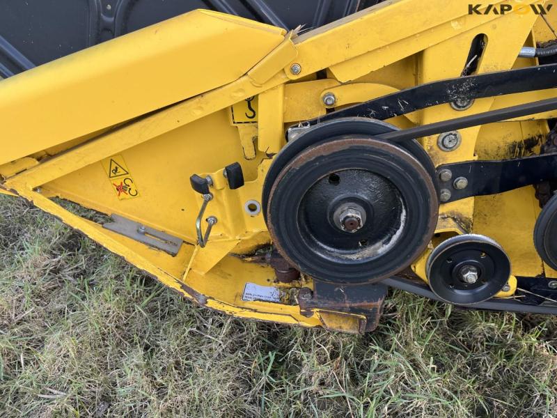 New Holland CR9090 combine with 41-foot varifeed header 77