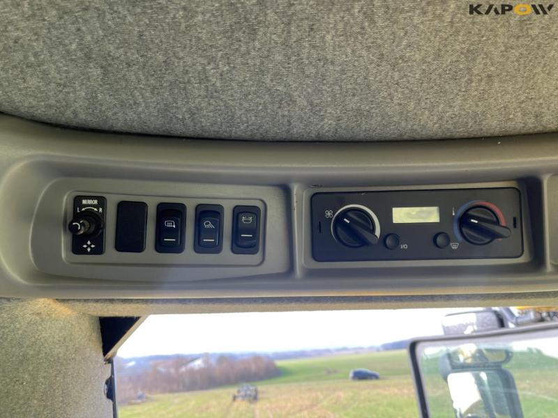 New Holland CR9090 combine with 41-foot varifeed header 83