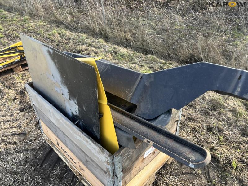 New Holland CR9090 combine with 41-foot varifeed header 89