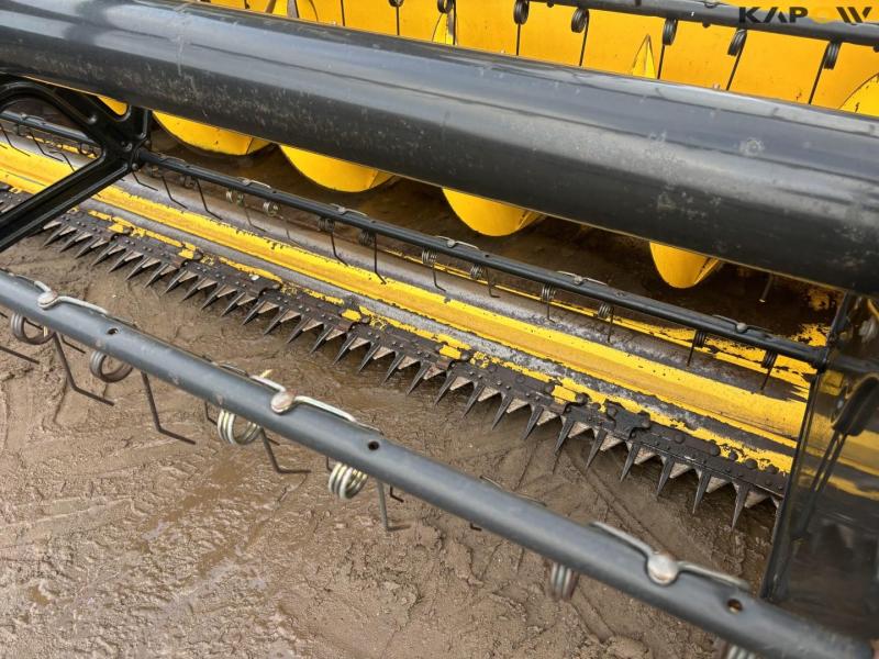 New Holland CX8060 combine harvester 13