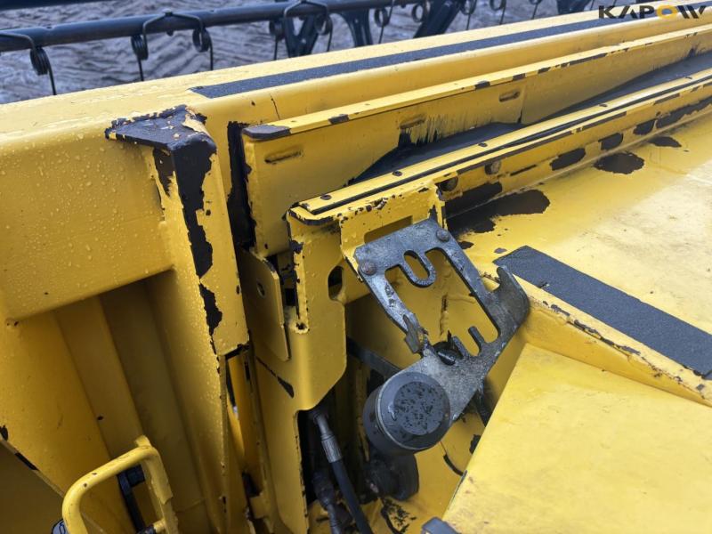 New Holland CX8060 combine harvester 29