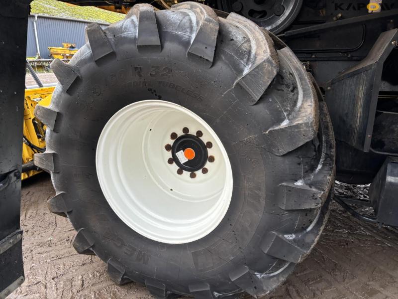 New Holland CX8060 combine harvester 86