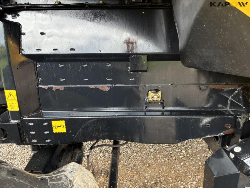 New Holland CX8080 combine harvester 34