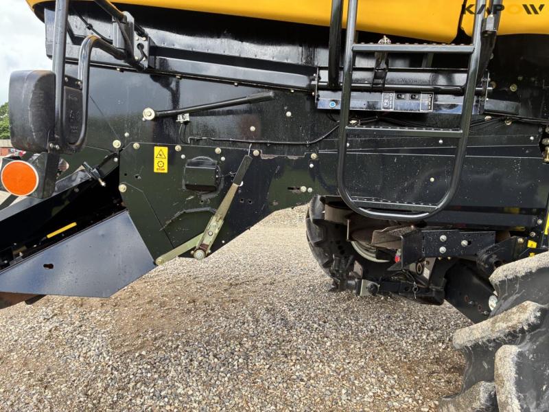 New Holland CX8080 combine harvester 35