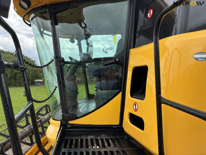 New Holland CX8080 combine harvester 68