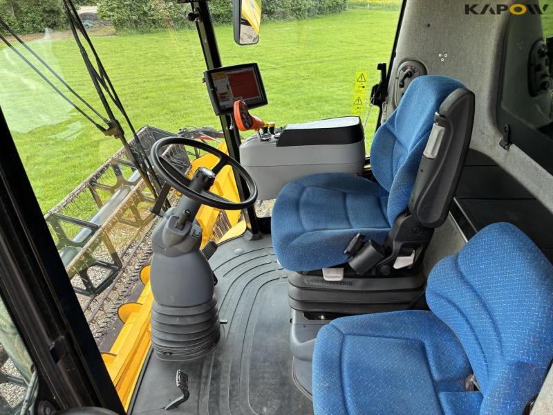 New Holland CX8080 combine harvester 70