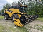 New Holland CX840 combine with 24 foot header 3