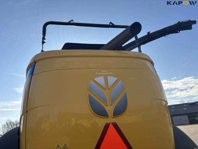 New Holland FR550 with corn header and pickup 44