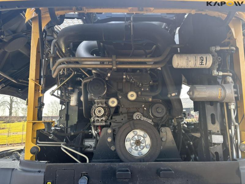 New Holland FR550 with corn header and pickup 63