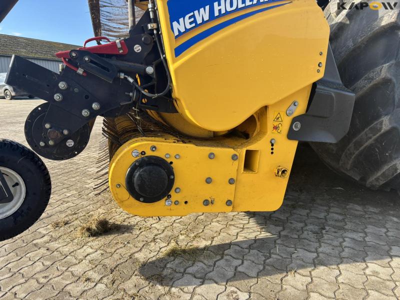 New Holland FR550 with corn header and pickup 84