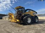 New Holland FR550 with corn header and pickup 70