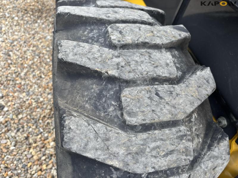 New Holland L318 skid steer loader 19
