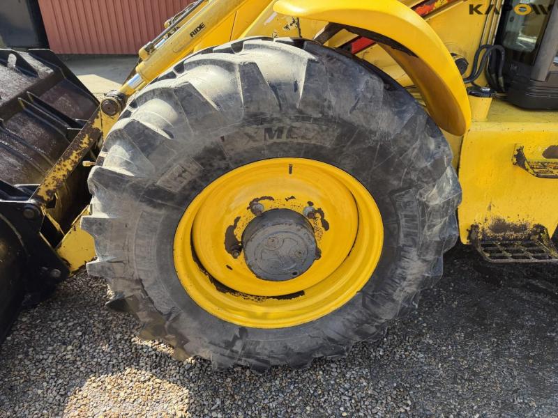 New Holland LB115B-4PS backhoe loader 55