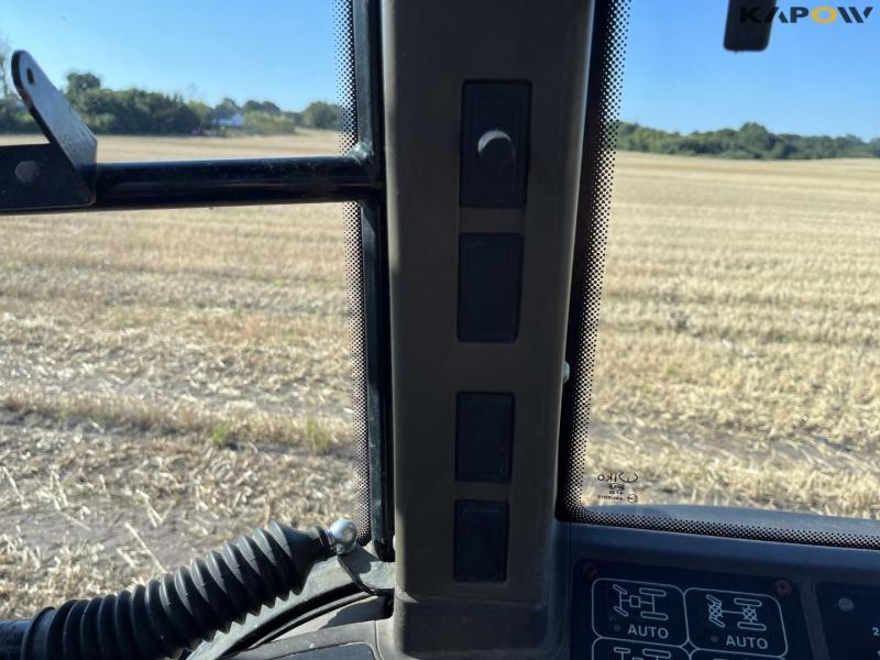 New Holland M160 tractor 39