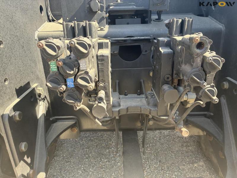 New Holland T9040 tractor with twin wheels 36