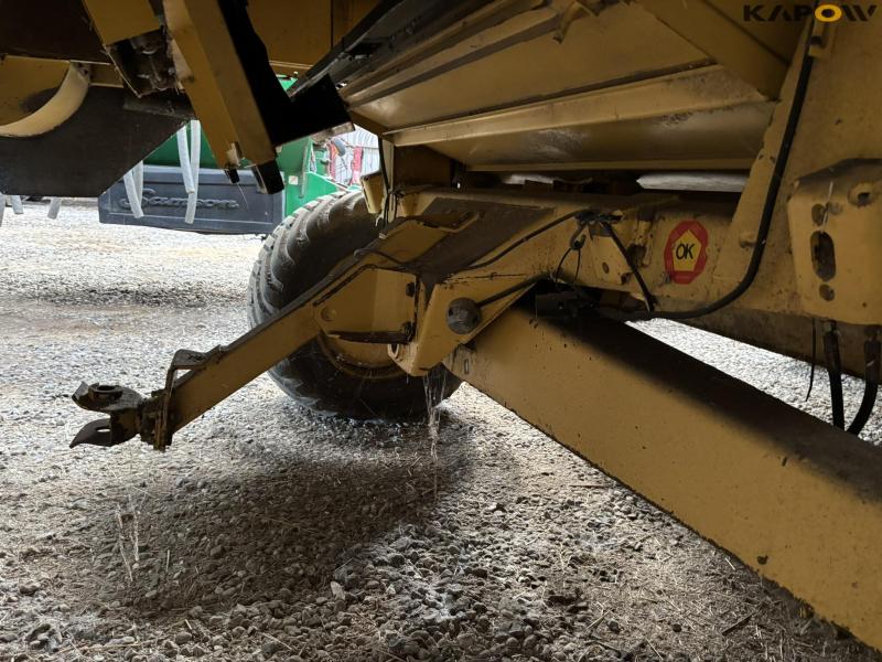 New Holland TF 78 combine harvester 32