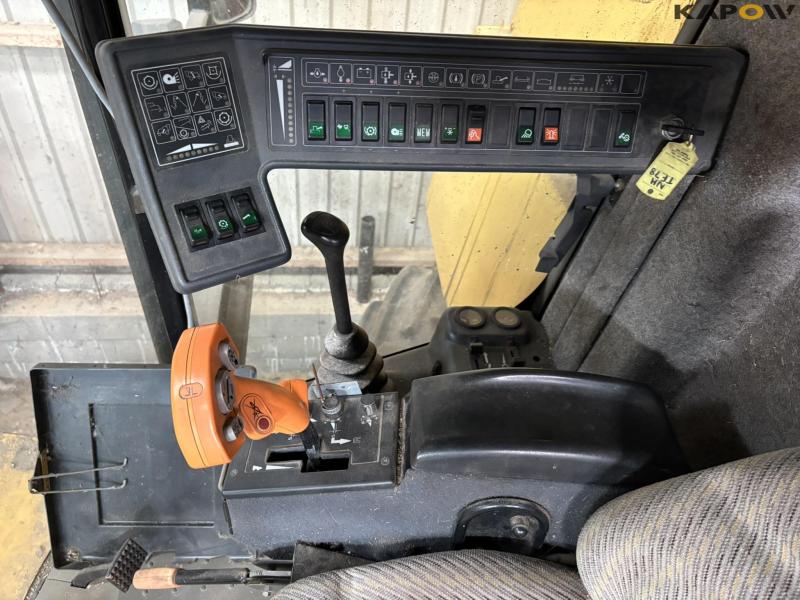 New Holland TF 78 combine harvester 82