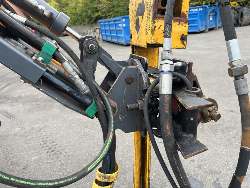 New Holland TS135A tractor with Epoke arm mower 47