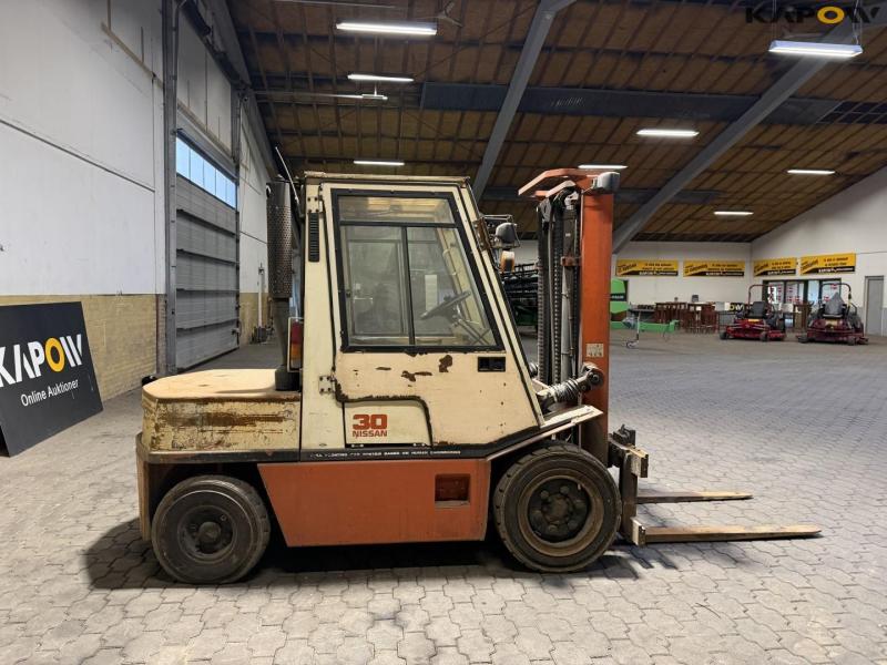 Nissan diesel truck 4